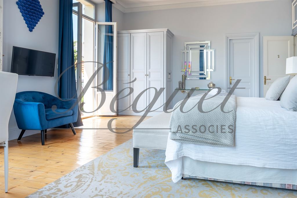 A vendre chez Beguet Associés : FRANCE - CÔTE D’AZUR - CANNES CENTRE - MAISON 554 m² - 8 CHAMBRES - PISCINE - PARC 2 512 m² - MAISON DE GARDIEN