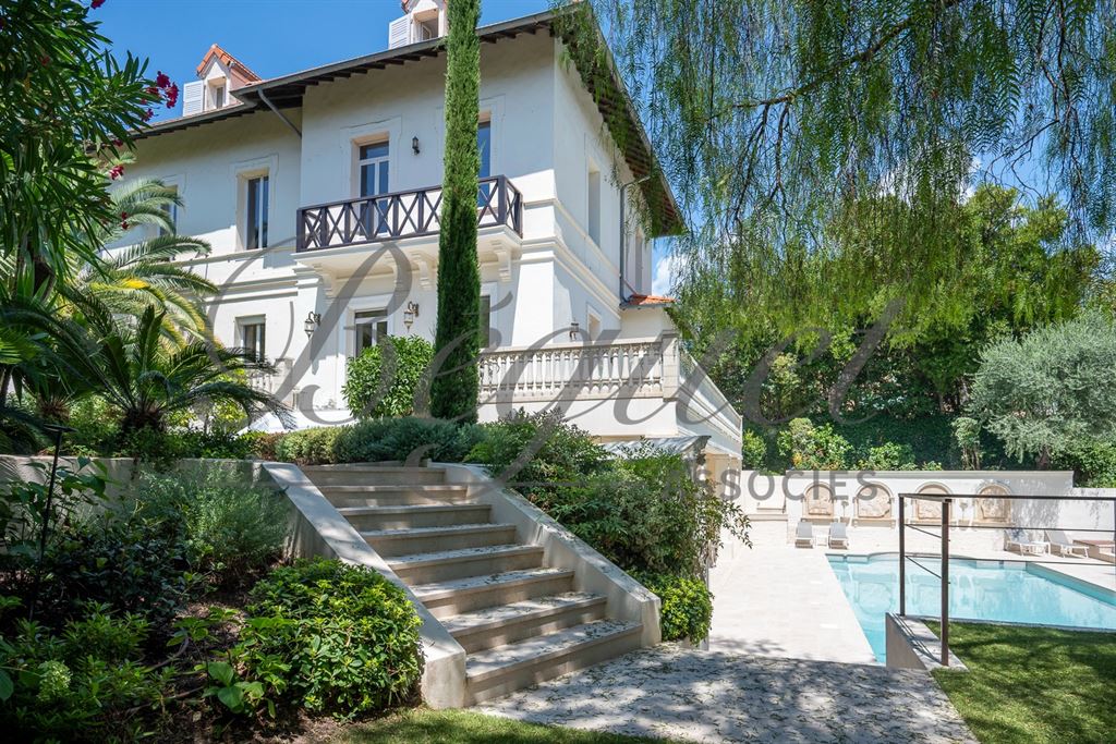 A vendre chez Beguet Associés : FRANCE - CÔTE D’AZUR - CANNES CENTRE - MAISON 554 m² - 8 CHAMBRES - PISCINE - PARC 2 512 m² - MAISON DE GARDIEN