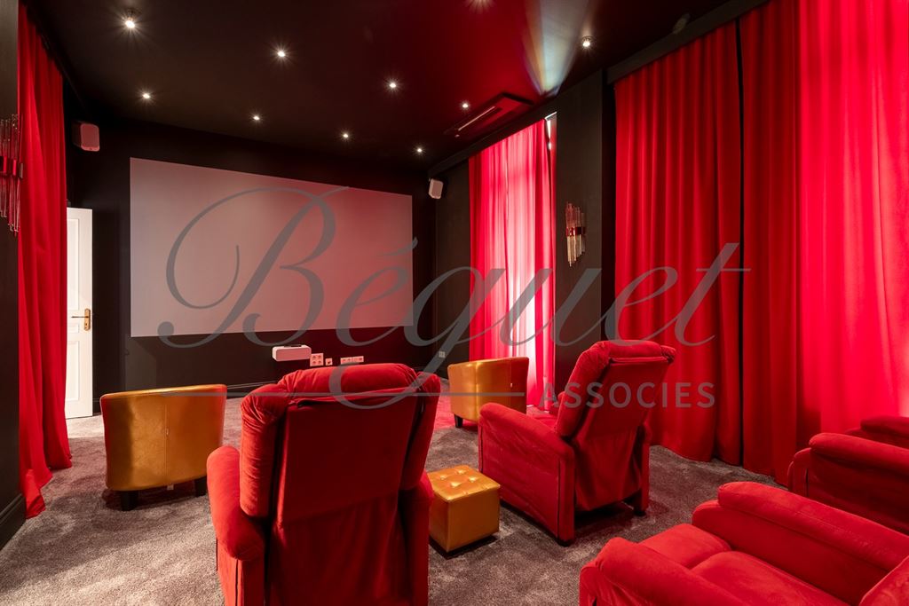 A vendre chez Beguet Associés : FRANCE - CÔTE D’AZUR - CANNES CENTRE - MAISON 554 m² - 8 CHAMBRES - PISCINE - PARC 2 512 m² - MAISON DE GARDIEN