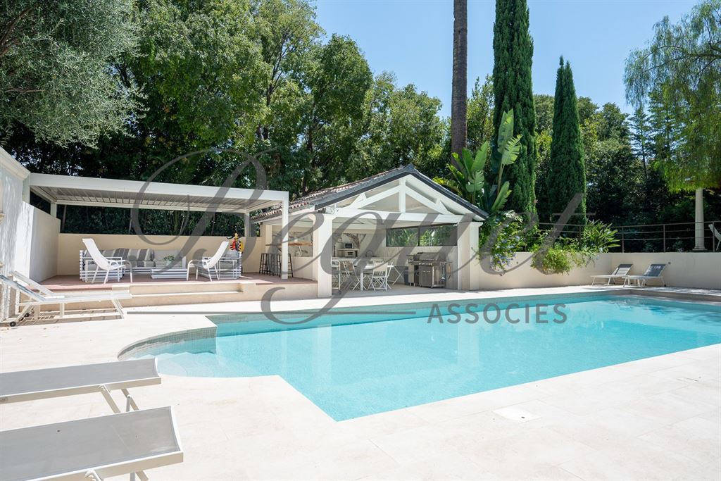 A vendre chez Beguet Associés : FRANCE - CÔTE D’AZUR - CANNES CENTRE - MAISON 554 m² - 8 CHAMBRES - PISCINE - PARC 2 512 m² - MAISON DE GARDIEN