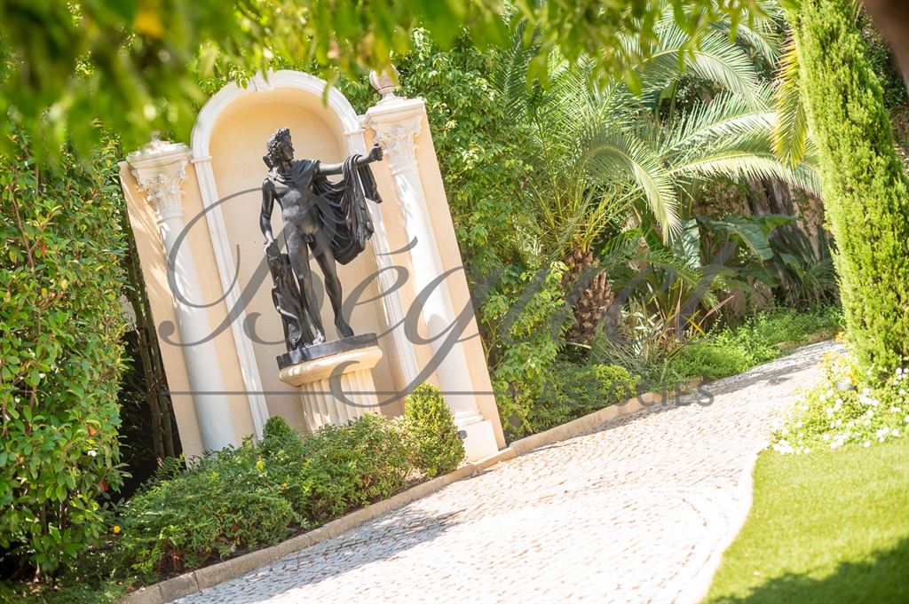 A vendre chez Beguet Associés : FRANCE - CÔTE D’AZUR - CANNES CENTRE - MAISON 554 m² - 8 CHAMBRES - PISCINE - PARC 2 512 m² - MAISON DE GARDIEN