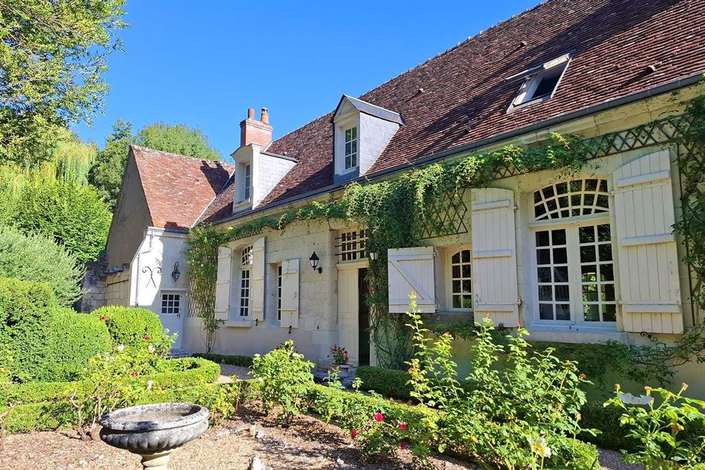 A vendre chez Beguet Associés : Centre-Val de Loire – Athée-sur-Cher (37270), Indre-et-Loire, près de Tours – Maison de maître de 230 m², 5 chambres, parc de 2,4 ha