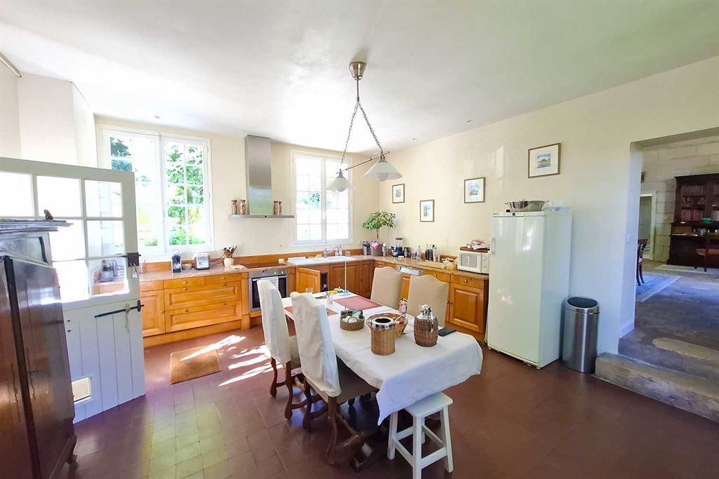 A vendre chez Beguet Associés : Centre-Val de Loire – Athée-sur-Cher (37270), Indre-et-Loire, près de Tours – Maison de maître de 230 m², 5 chambres, parc de 2,4 ha