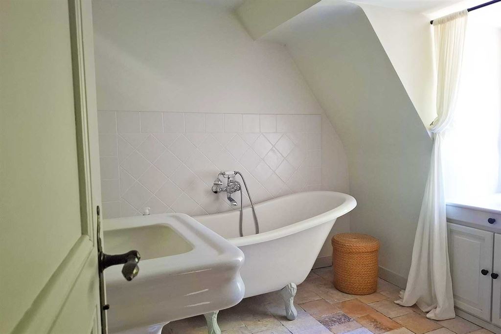 A vendre chez Beguet Associés : Centre-Val de Loire – Athée-sur-Cher (37270), Indre-et-Loire, près de Tours – Maison de maître de 230 m², 5 chambres, parc de 2,4 ha