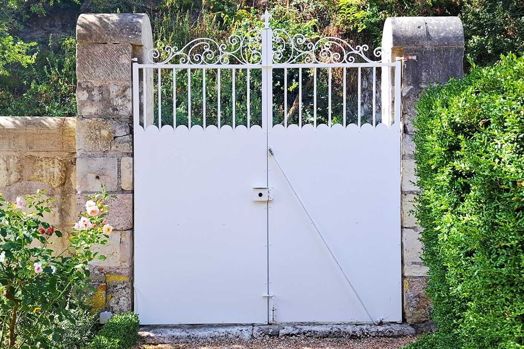 A vendre chez Beguet Associés : Centre-Val de Loire – Athée-sur-Cher (37270), Indre-et-Loire, près de Tours – Maison de maître de 230 m², 5 chambres, parc de 2,4 ha