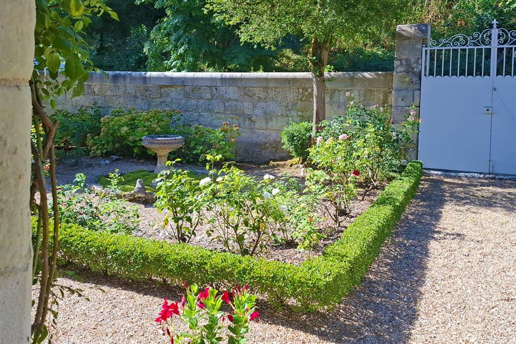 A vendre chez Beguet Associés : Centre-Val de Loire – Athée-sur-Cher (37270), Indre-et-Loire, près de Tours – Maison de maître de 230 m², 5 chambres, parc de 2,4 ha