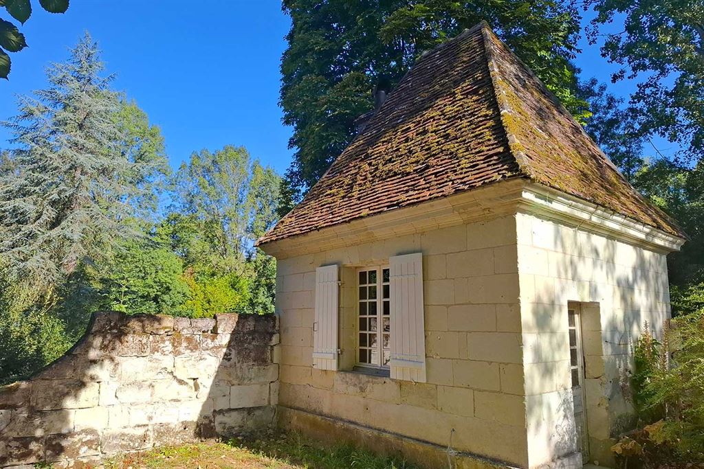 A vendre chez Beguet Associés : Centre-Val de Loire – Athée-sur-Cher (37270), Indre-et-Loire, près de Tours – Maison de maître de 230 m², 5 chambres, parc de 2,4 ha