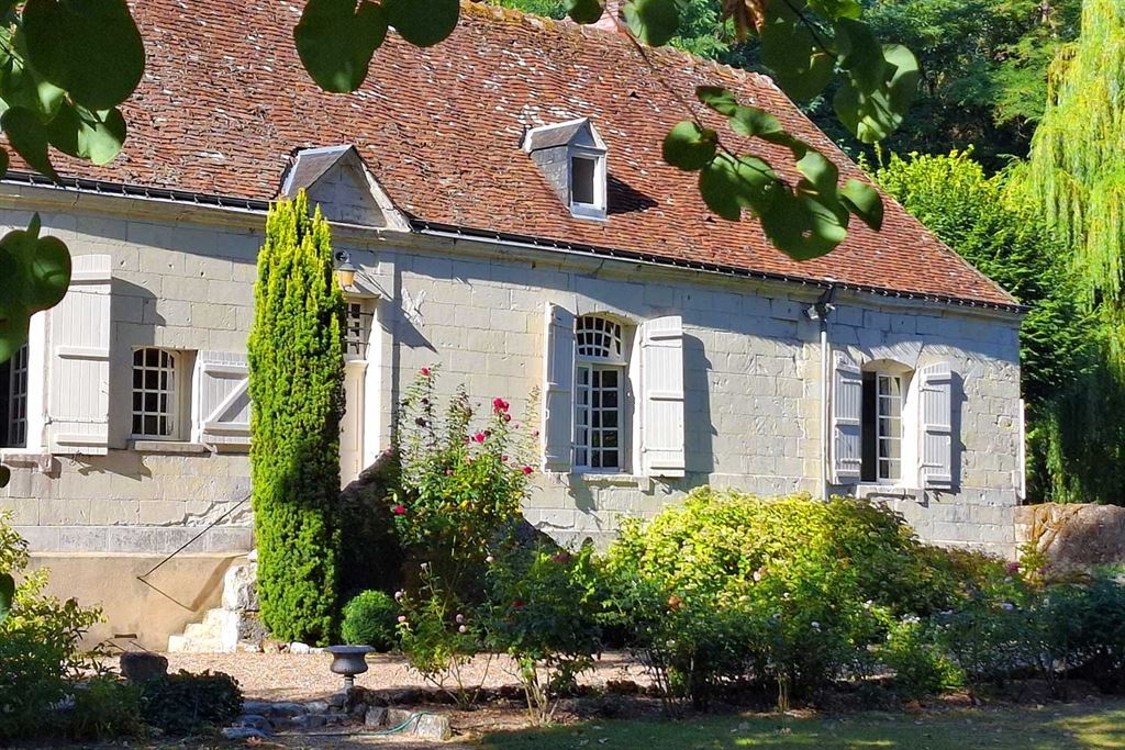 A vendre chez Beguet Associés : Centre-Val de Loire – Athée-sur-Cher (37270), Indre-et-Loire, près de Tours – Maison de maître de 230 m², 5 chambres, parc de 2,4 ha