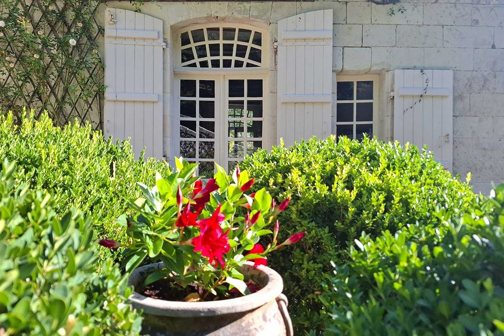 A vendre chez Beguet Associés : Centre-Val de Loire – Athée-sur-Cher (37270), Indre-et-Loire, près de Tours – Maison de maître de 230 m², 5 chambres, parc de 2,4 ha