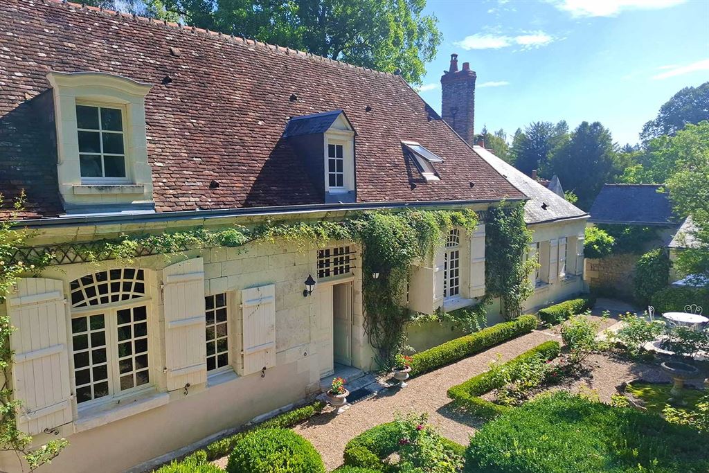 A vendre chez Beguet Associés : Centre-Val de Loire – Athée-sur-Cher (37270), Indre-et-Loire, près de Tours – Maison de maître de 230 m², 5 chambres, parc de 2,4 ha