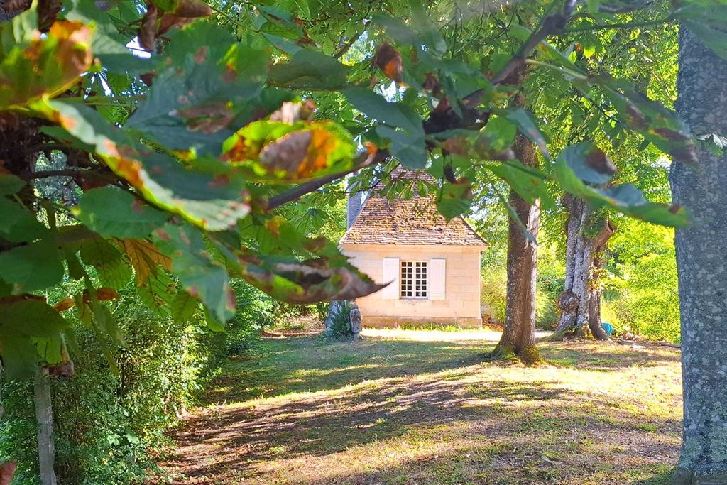 A vendre chez Beguet Associés : Centre-Val de Loire – Athée-sur-Cher (37270), Indre-et-Loire, près de Tours – Maison de maître de 230 m², 5 chambres, parc de 2,4 ha