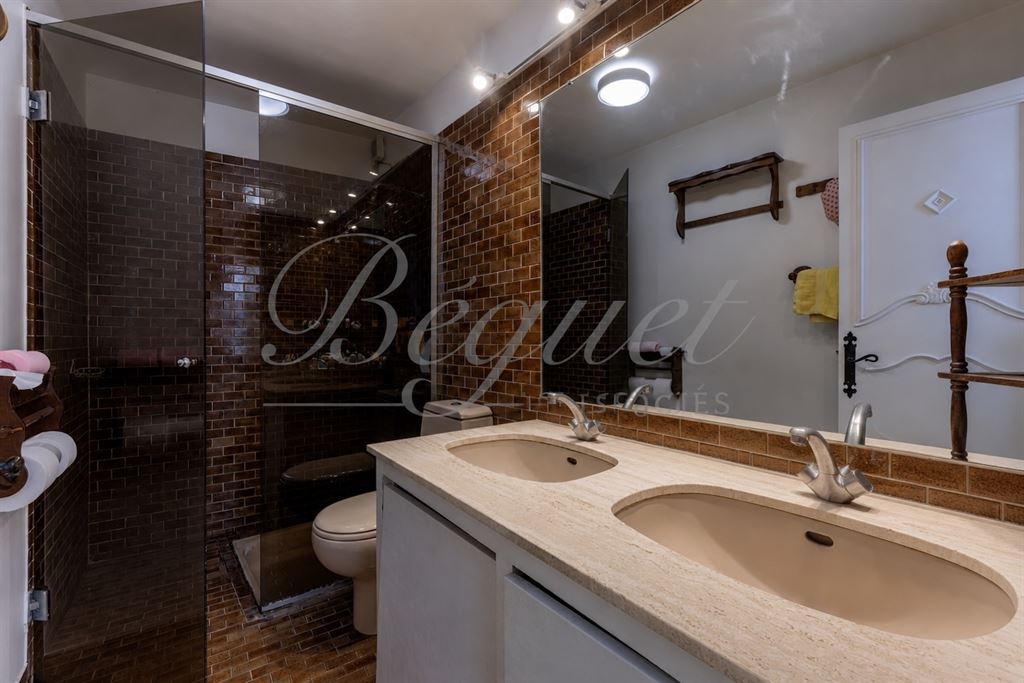 A vendre chez Beguet Associés : Paris 15e (75015), Saint-Lambert — Maison familiale de 148 m², 4 chambres et patio de 26 m²