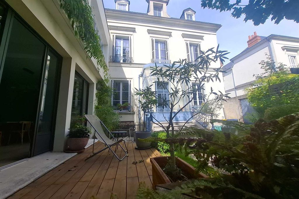 A vendre chez Beguet Associés : Tours (37000), Indre-et-Loire – Maison de caractère de 240 m² avec 6/7 chambres et jardin