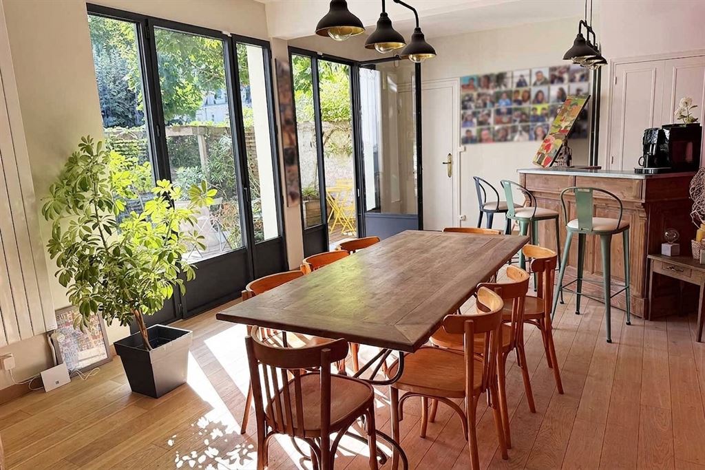 A vendre chez Beguet Associés : Tours (37000), Indre-et-Loire – Maison de caractère de 240 m² avec 6/7 chambres et jardin