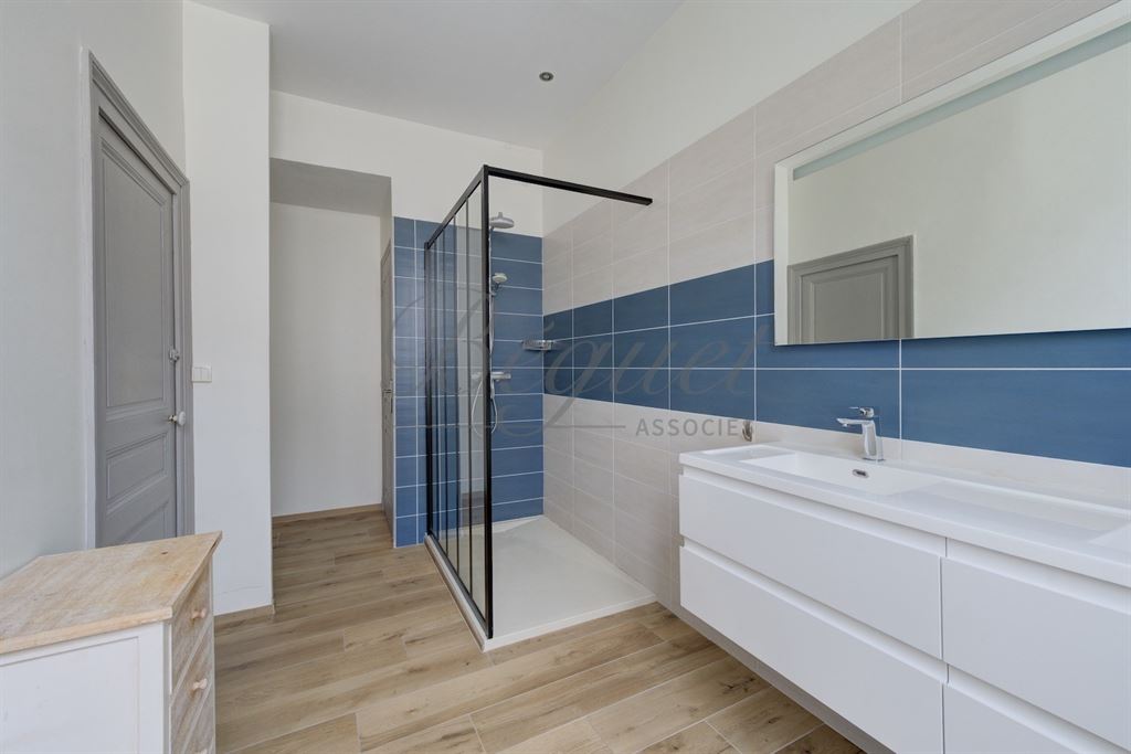 A vendre chez Beguet Associés : Tours (37000), Indre-et-Loire – Maison de caractère de 240 m² avec 6/7 chambres et jardin
