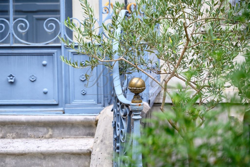 A vendre chez Beguet Associés : Tours (37000), Indre-et-Loire – Maison de caractère de 240 m² avec 6/7 chambres et jardin