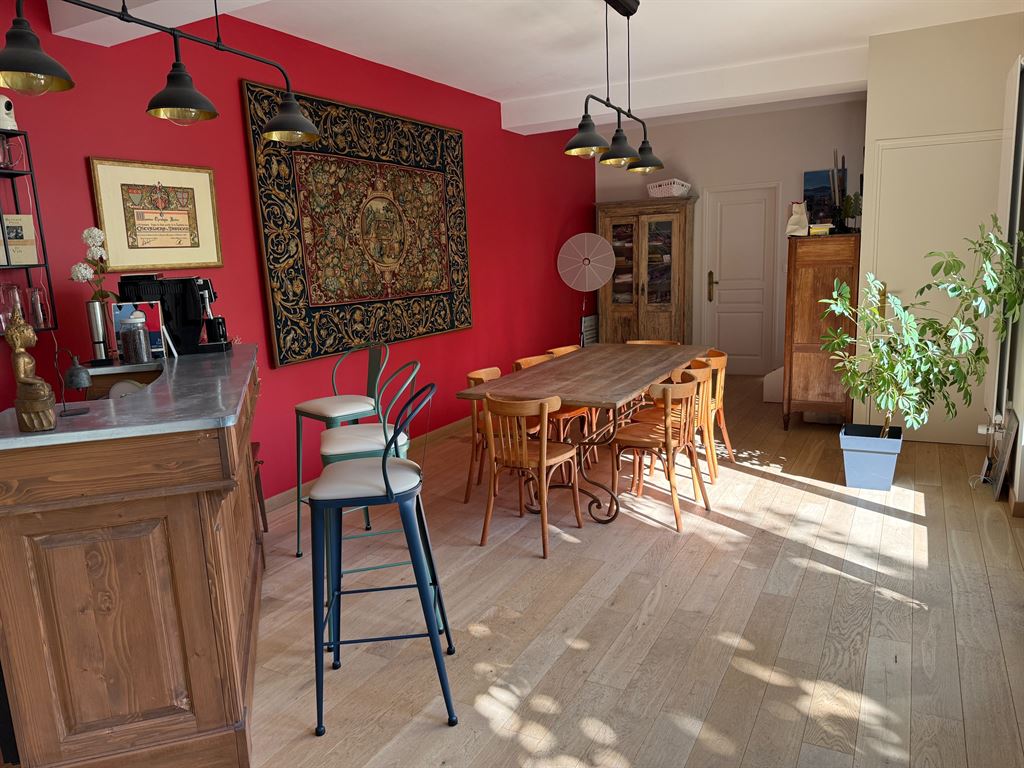 A vendre chez Beguet Associés : Tours (37000), Indre-et-Loire – Maison de caractère de 240 m² avec 6/7 chambres et jardin
