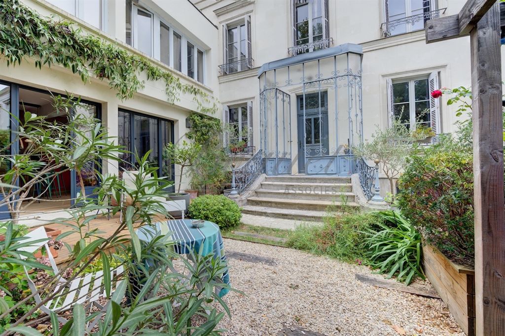 A vendre chez Beguet Associés : Tours (37000), Indre-et-Loire – Maison de caractère de 240 m² avec 6/7 chambres et jardin