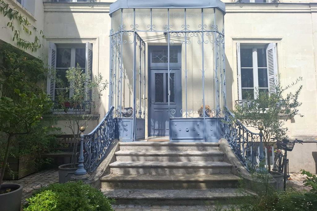 A vendre chez Beguet Associés : Tours (37000), Indre-et-Loire – Maison de caractère de 240 m² avec 6/7 chambres et jardin