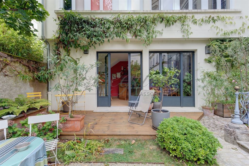 A vendre chez Beguet Associés : Tours (37000), Indre-et-Loire – Maison de caractère de 240 m² avec 6/7 chambres et jardin