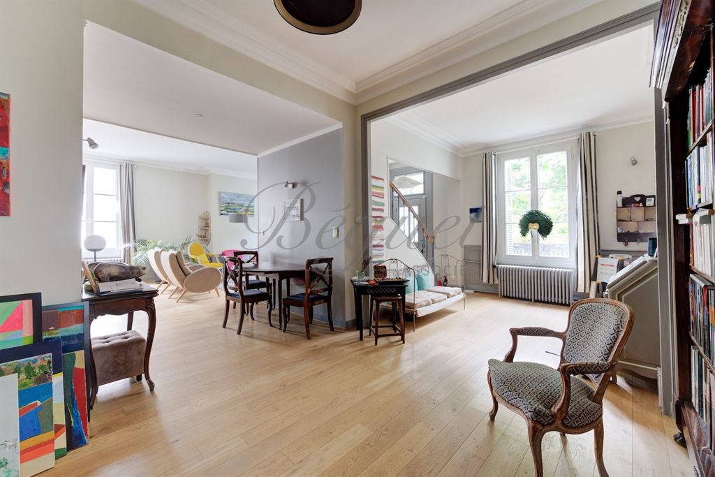 A vendre chez Beguet Associés : Tours (37000), Indre-et-Loire – Maison de caractère de 240 m² avec 6/7 chambres et jardin