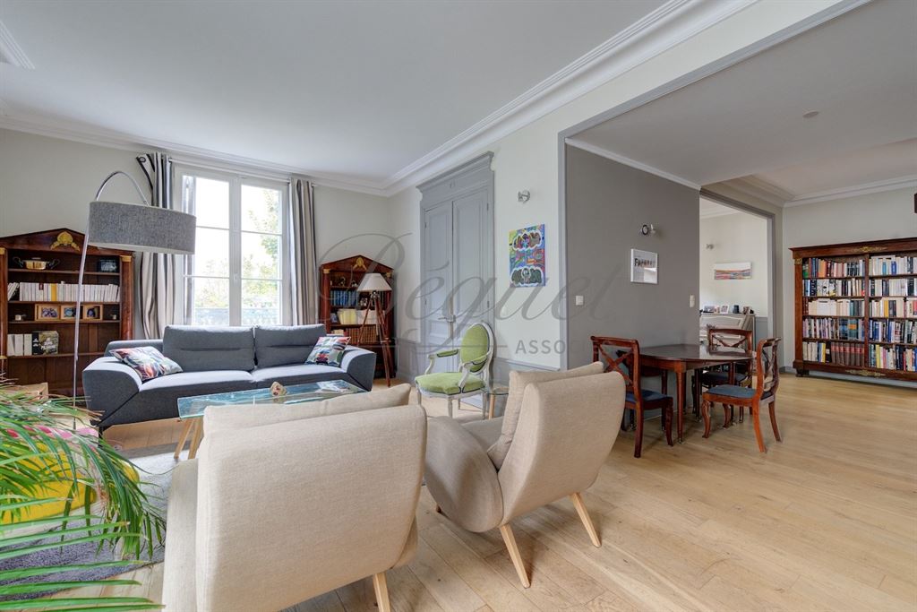 A vendre chez Beguet Associés : Tours (37000), Indre-et-Loire – Maison de caractère de 240 m² avec 6/7 chambres et jardin