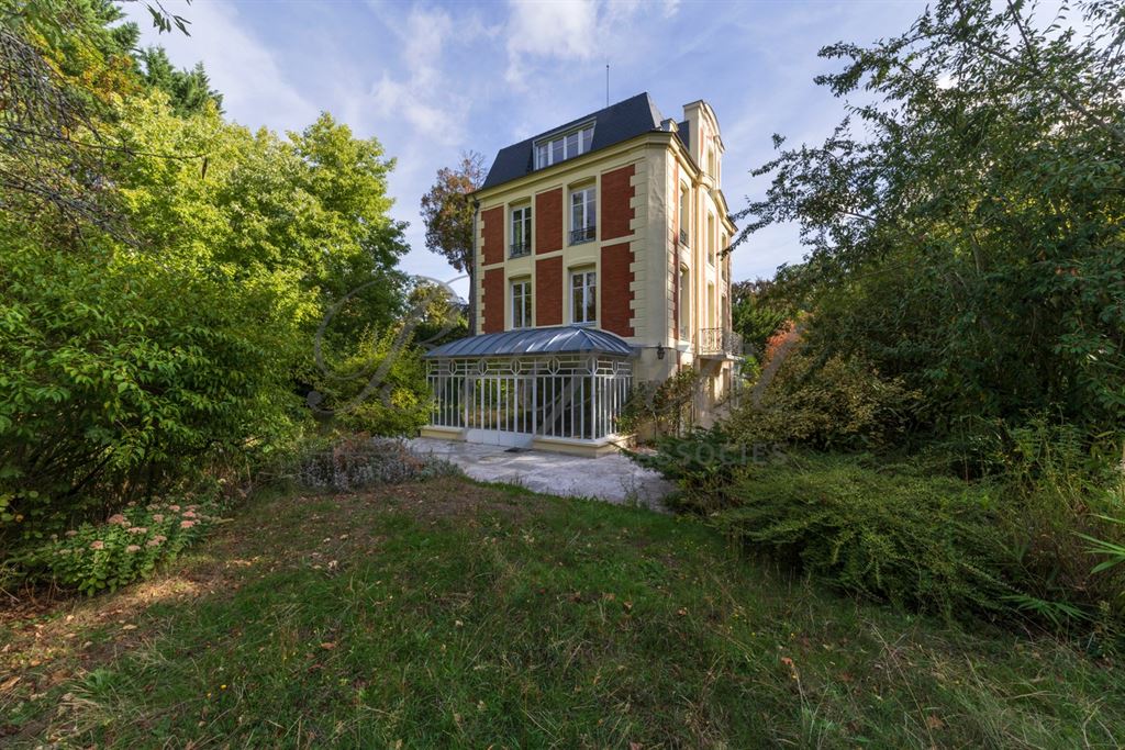 A vendre chez Beguet Associés : Marnes-la-Coquette (92430) – Maison de 292 m², 5 chambres, parc de 2 424 m² – Piscine - Hauts-de-Seine, Île-de-France