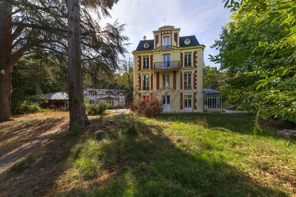 A vendre chez Beguet Associés : Marnes-la-Coquette (92430) – Maison de 292 m², 5 chambres, parc de 2 424 m² – Piscine - Hauts-de-Seine, Île-de-France
