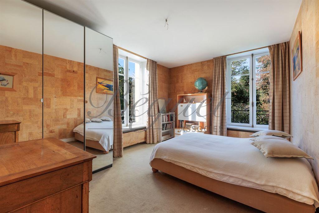 A vendre chez Beguet Associés : Marnes-la-Coquette (92430) – Maison de 292 m², 5 chambres, parc de 2 424 m² – Piscine - Hauts-de-Seine, Île-de-France
