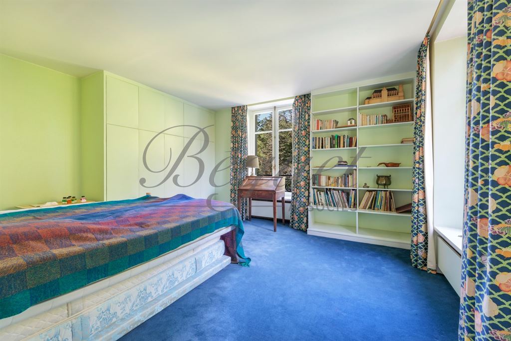 A vendre chez Beguet Associés : Marnes-la-Coquette (92430) – Maison de 292 m², 5 chambres, parc de 2 424 m² – Piscine - Hauts-de-Seine, Île-de-France