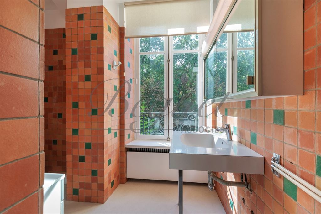 A vendre chez Beguet Associés : Marnes-la-Coquette (92430) – Maison de 292 m², 5 chambres, parc de 2 424 m² – Piscine - Hauts-de-Seine, Île-de-France