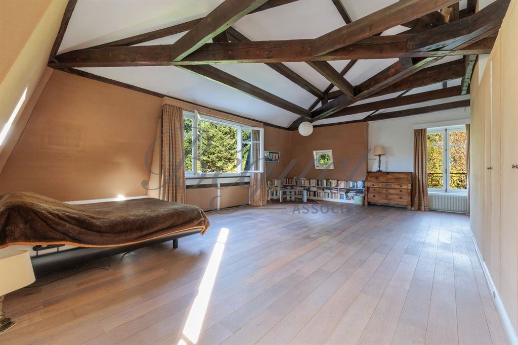 A vendre chez Beguet Associés : Marnes-la-Coquette (92430) – Maison de 292 m², 5 chambres, parc de 2 424 m² – Piscine - Hauts-de-Seine, Île-de-France
