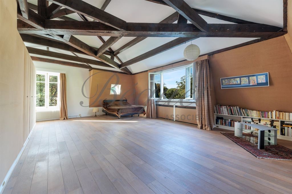 A vendre chez Beguet Associés : Marnes-la-Coquette (92430) – Maison de 292 m², 5 chambres, parc de 2 424 m² – Piscine - Hauts-de-Seine, Île-de-France