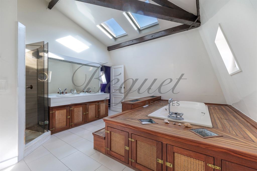 A vendre chez Beguet Associés : Marnes-la-Coquette (92430) – Maison de 292 m², 5 chambres, parc de 2 424 m² – Piscine - Hauts-de-Seine, Île-de-France