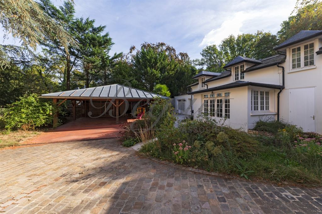 A vendre chez Beguet Associés : Marnes-la-Coquette (92430) – Maison de 292 m², 5 chambres, parc de 2 424 m² – Piscine - Hauts-de-Seine, Île-de-France