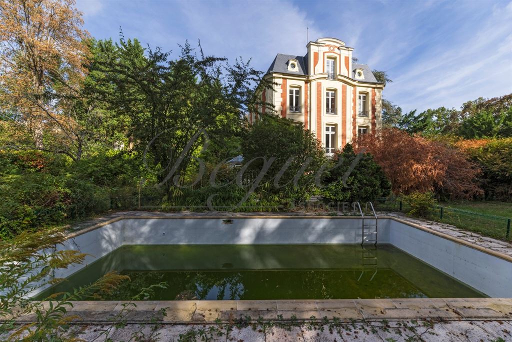 A vendre chez Beguet Associés : Marnes-la-Coquette (92430) – Maison de 292 m², 5 chambres, parc de 2 424 m² – Piscine - Hauts-de-Seine, Île-de-France