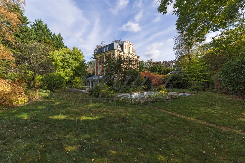 A vendre chez Beguet Associés : Marnes-la-Coquette (92430) – Maison de 292 m², 5 chambres, parc de 2 424 m² – Piscine - Hauts-de-Seine, Île-de-France
