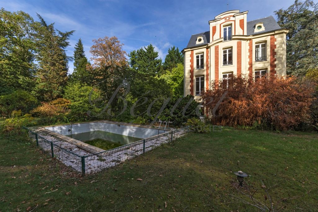 A vendre chez Beguet Associés : Marnes-la-Coquette (92430) – Maison de 292 m², 5 chambres, parc de 2 424 m² – Piscine - Hauts-de-Seine, Île-de-France
