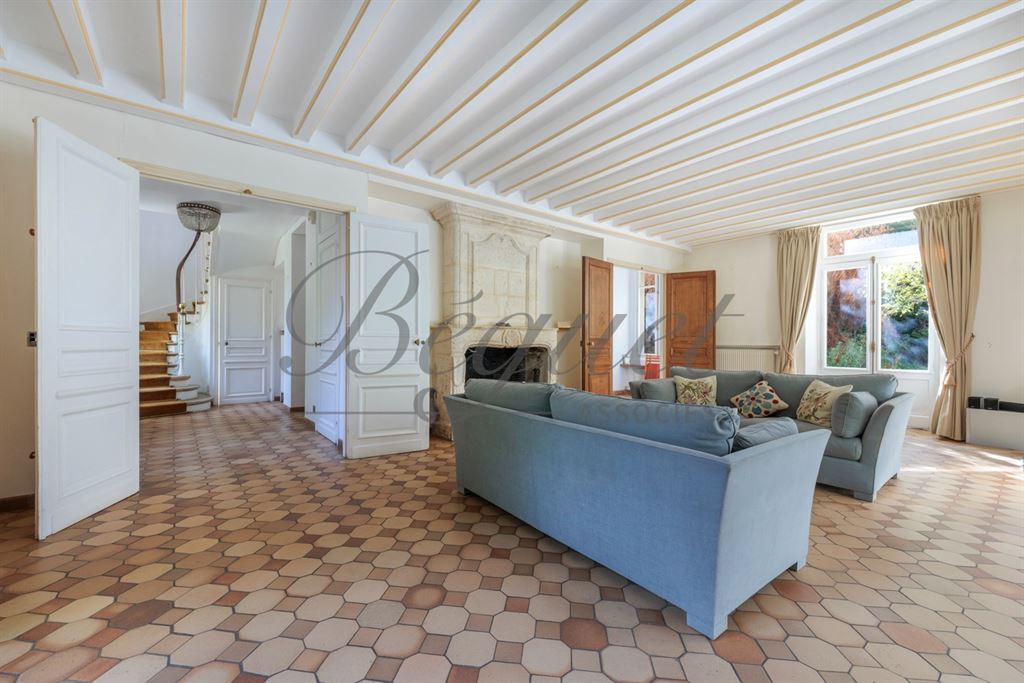 A vendre chez Beguet Associés : Marnes-la-Coquette (92430) – Maison de 292 m², 5 chambres, parc de 2 424 m² – Piscine - Hauts-de-Seine, Île-de-France