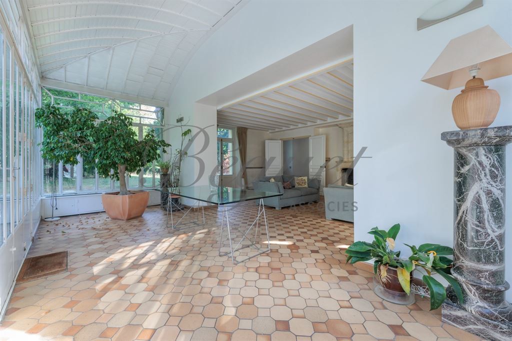 A vendre chez Beguet Associés : Marnes-la-Coquette (92430) – Maison de 292 m², 5 chambres, parc de 2 424 m² – Piscine - Hauts-de-Seine, Île-de-France