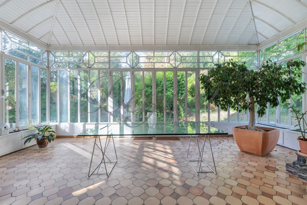 A vendre chez Beguet Associés : Marnes-la-Coquette (92430) – Maison de 292 m², 5 chambres, parc de 2 424 m² – Piscine - Hauts-de-Seine, Île-de-France
