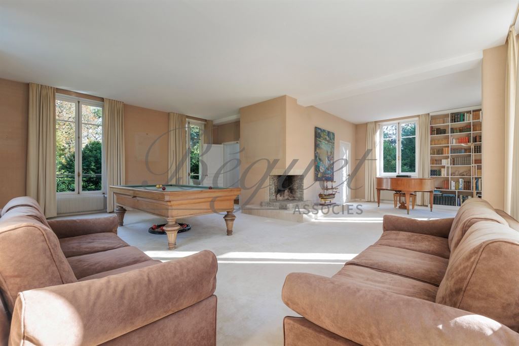 A vendre chez Beguet Associés : Marnes-la-Coquette (92430) – Maison de 292 m², 5 chambres, parc de 2 424 m² – Piscine - Hauts-de-Seine, Île-de-France