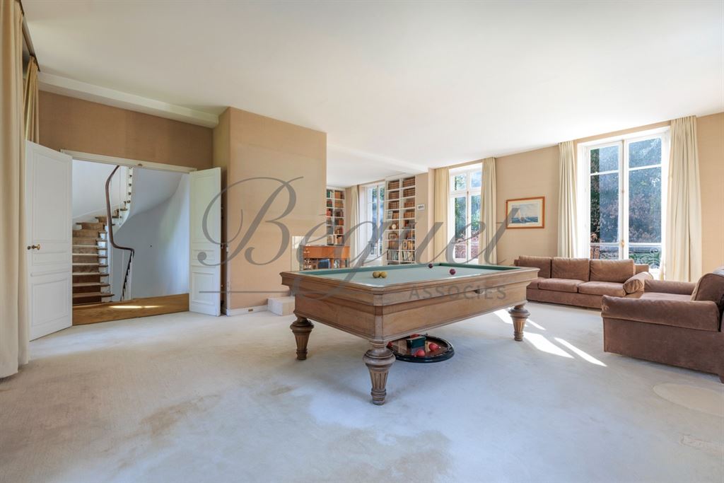 A vendre chez Beguet Associés : Marnes-la-Coquette (92430) – Maison de 292 m², 5 chambres, parc de 2 424 m² – Piscine - Hauts-de-Seine, Île-de-France