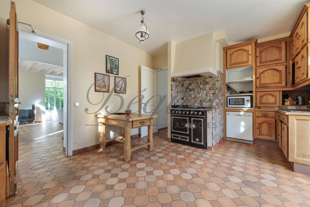 A vendre chez Beguet Associés : Marnes-la-Coquette (92430) – Maison de 292 m², 5 chambres, parc de 2 424 m² – Piscine - Hauts-de-Seine, Île-de-France