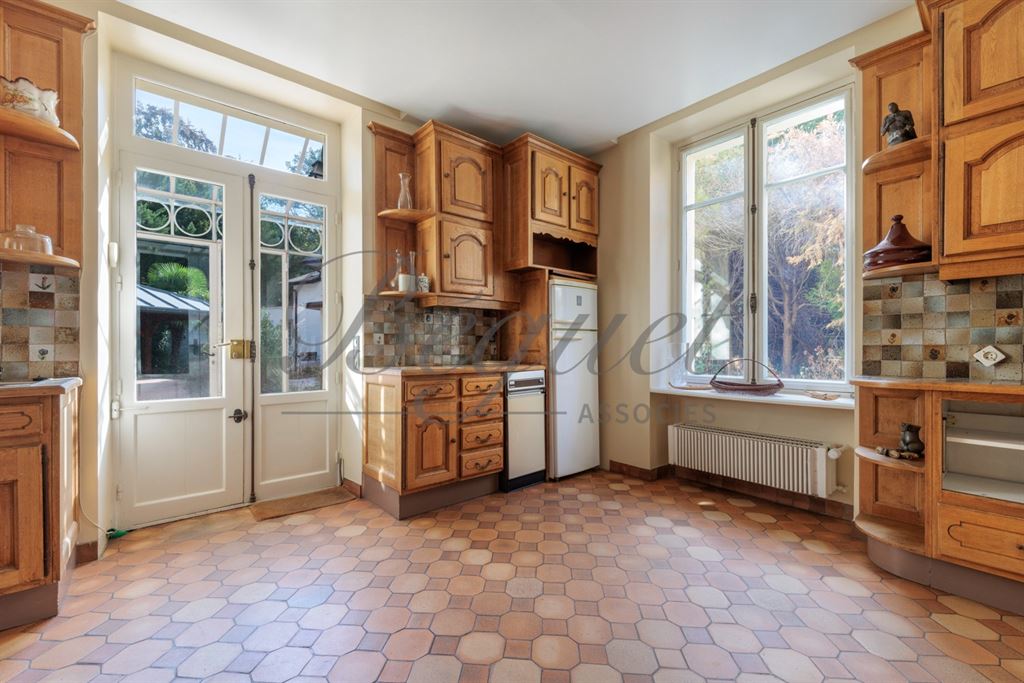 A vendre chez Beguet Associés : Marnes-la-Coquette (92430) – Maison de 292 m², 5 chambres, parc de 2 424 m² – Piscine - Hauts-de-Seine, Île-de-France