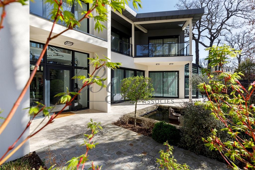 A vendre chez Beguet Associés : Vaucresson (92420) – Maison de 350 m², 5 chambres, terrain de 1 300 m² – Ascenseur voitures - près de Paris, Hauts-de-Seine, Île-de-France