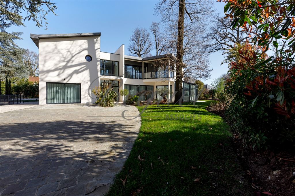 A vendre chez Beguet Associés : Vaucresson (92420) – Maison de 350 m², 5 chambres, terrain de 1 300 m² – Ascenseur voitures - près de Paris, Hauts-de-Seine, Île-de-France