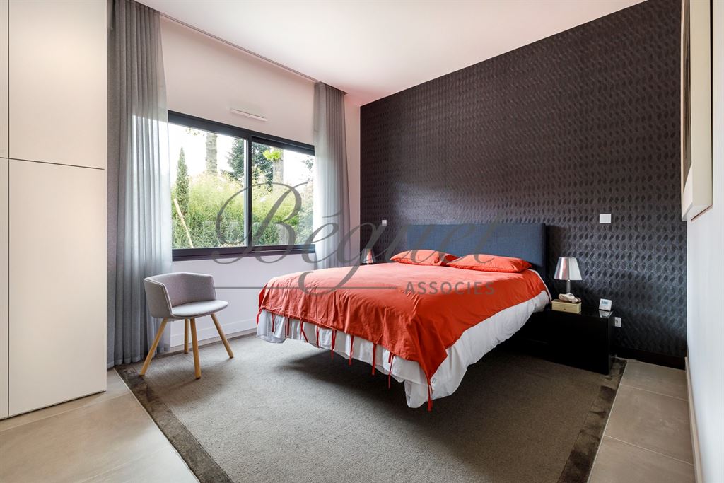 A vendre chez Beguet Associés : Vaucresson (92420) – Maison de 350 m², 5 chambres, terrain de 1 300 m² – Ascenseur voitures - près de Paris, Hauts-de-Seine, Île-de-France