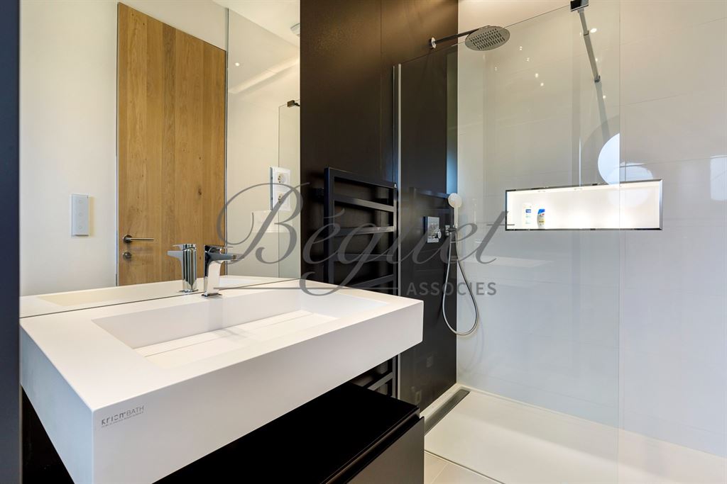 A vendre chez Beguet Associés : Vaucresson (92420) – Maison de 350 m², 5 chambres, terrain de 1 300 m² – Ascenseur voitures - près de Paris, Hauts-de-Seine, Île-de-France