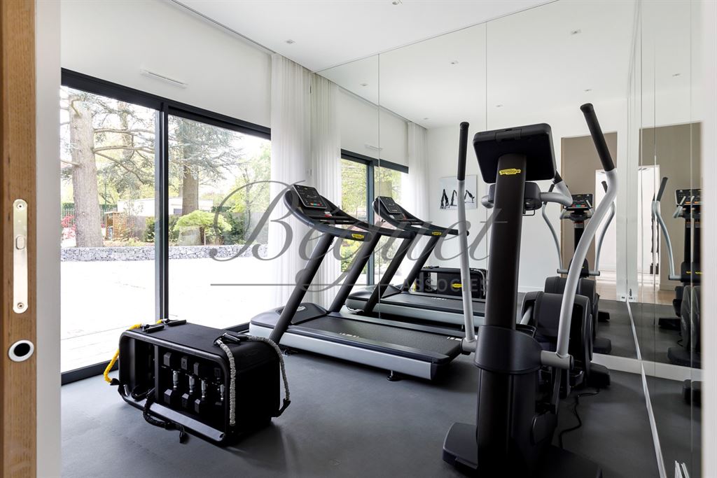 A vendre chez Beguet Associés : Vaucresson (92420) – Maison de 350 m², 5 chambres, terrain de 1 300 m² – Ascenseur voitures - près de Paris, Hauts-de-Seine, Île-de-France